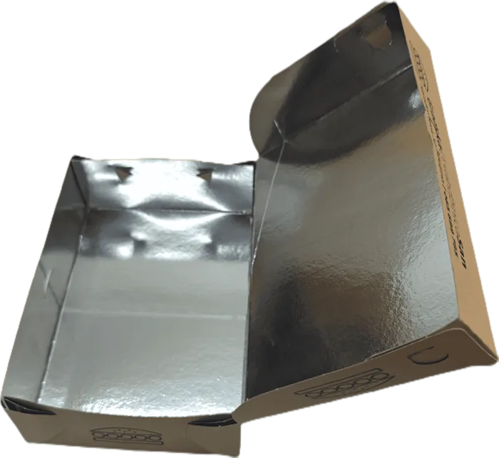 Otvorena kutija obložena aluminijumskom folijom